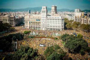 Barcelona, Spain. 19 October, 2014: 'We'll be free' can be read among tens of thousands of pro-independence protestors during a pro-independence act organized by 'Omnium Cultural' and the 'ANC' at Barcelona's Catalonia Square