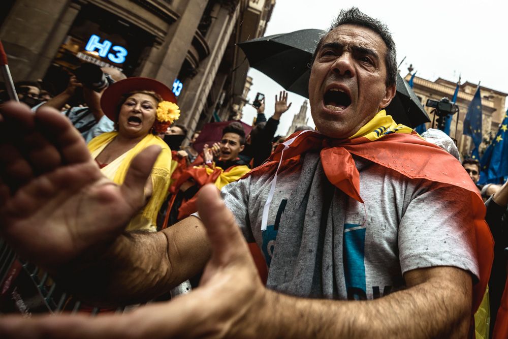 Barcelona, Spain. 30 September, 2017: Thousands of anti-independence demonstrators shout 'this is our police' as they pass a National Police station on their walk through the city of Barcelona in protest for the unity of Spain on the eve of a planned secession referendum at October1st. Spain's constitutional court has suspended the Catalan referendum law after the Central Government has challenged it in the Courts