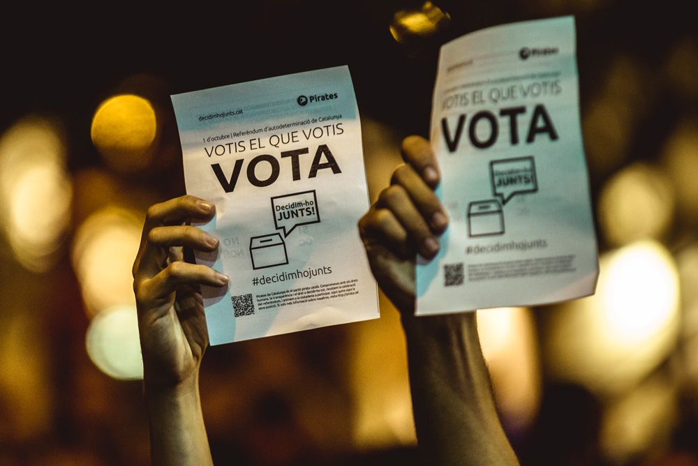 Barcelona, Spain. 20 September, 2017: Catalan separatists hold their papers calling for a vote (no matter what) in the referendum as they protest in front of the Catalan Economy Ministry as police officers search offices and arrests 12 senior officials in run-up to planned secession referendum at October1st. Spain's constitutional court has suspended the Catalan referendum law after the Central Government has challenged it in the Courts