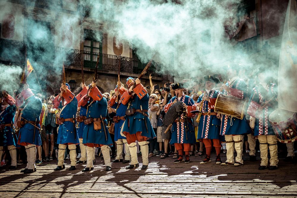 Barcelona, Spain. 11 September, 2017: The 'Miquelets of Barcelona', historic dressed soldiers, salute in front of the 'Fosser de Moreres' monument on the 'Diada' (Catalan National Day) in Barcelona