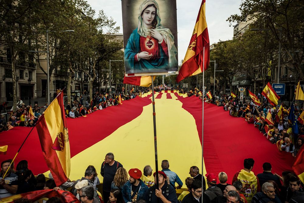 Barcelona, Spain. 12th October, 2016: Anti-separatist Catalans march with a giant Spanish-Catalan banner through the city of Barcelona as they protest against the unilateral disconnection plan of the pro-separatist Catalan Government on Spain's National Day