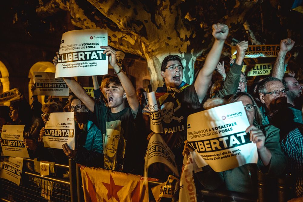 Barcelona, Spain. 2 November, 2017: Catalan separatists with their placards demanding 'freedom for the political prisoners' shout slogans as they protest in support of 8 members of the former Catalan government are remanded in custody after their appearance at court to declare over rebellion, sedition and misuse of public funds in relation with a banned referendum on secession and the independence vote at the Catalan Parliament. The Spanish central government has triggered article 155 to take control over the region after the Catalan parliament has voted the independence of Catalonia in form of a republic