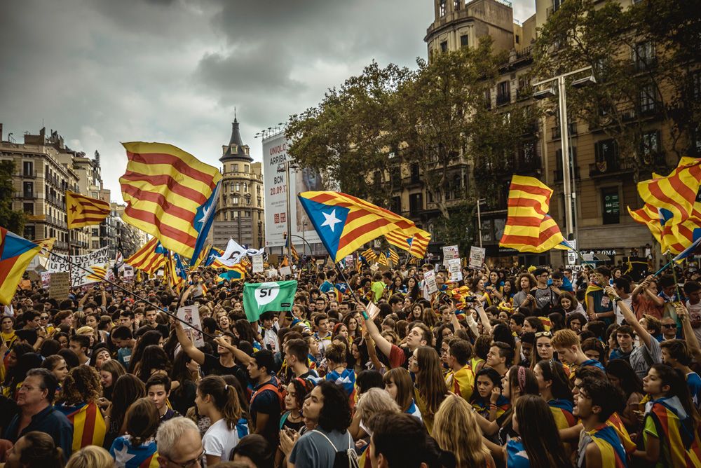 Barcelona, Spain. 28 September, 2017: Catalan pro-independence students with their ballot papers shout slogans as they gather in front of the historic building of the University of Barcelona in support of the planned secession referendum at October1st. Spain's constitutional court has suspended the Catalan referendum law after the Central Government has challenged it in the Courts