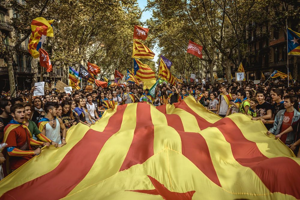 Barcelona, Spain. 28 September, 2017: Thousands of Catalan pro-independence students with a giant 'Estelada' flag shout slogans as they march through Barcelona in support of the planned secession referendum at October1st. Spain's constitutional court has suspended the Catalan referendum law after the Central Government has challenged it in the Courts