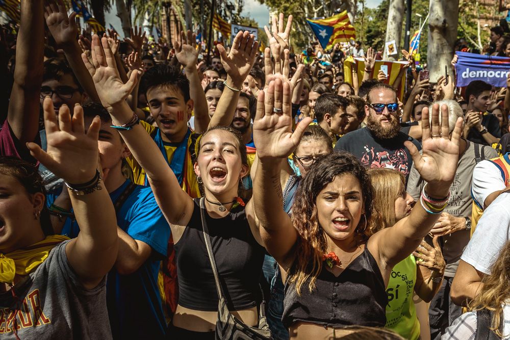 Barcelona, Spain. 21 September, 2017: Thousands of Catalan separatists shout slogans as they protest in front of the Catalan High Court for the release of the remaining arrested senior officials in run-up to planned secession referendum at October1st. Spain's constitutional court has suspended the Catalan referendum law after the Central Government has challenged it in the Courts