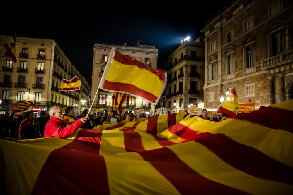 Barcelona, Spain. 18 November, 2015: Barcelona, Spain. 18 November, 2015: Anti-separatist Catalans gather in Barcelona's Plaza de Sant Jaume waving Spanish and Catalan flags to demonstrate against a hypothetical independence from Spain and for the full compliance with the constitution.