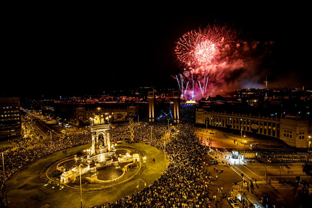 Barcelona, Spain. 25 September, 2017: Tens of thousands crowed into Avinguda Maria Cristina to follow the traditional Pyromusical Show, a synchronized combination of firework displays, the magic water fountains and music at the end of Barcelona's city holiday 'La Merce'