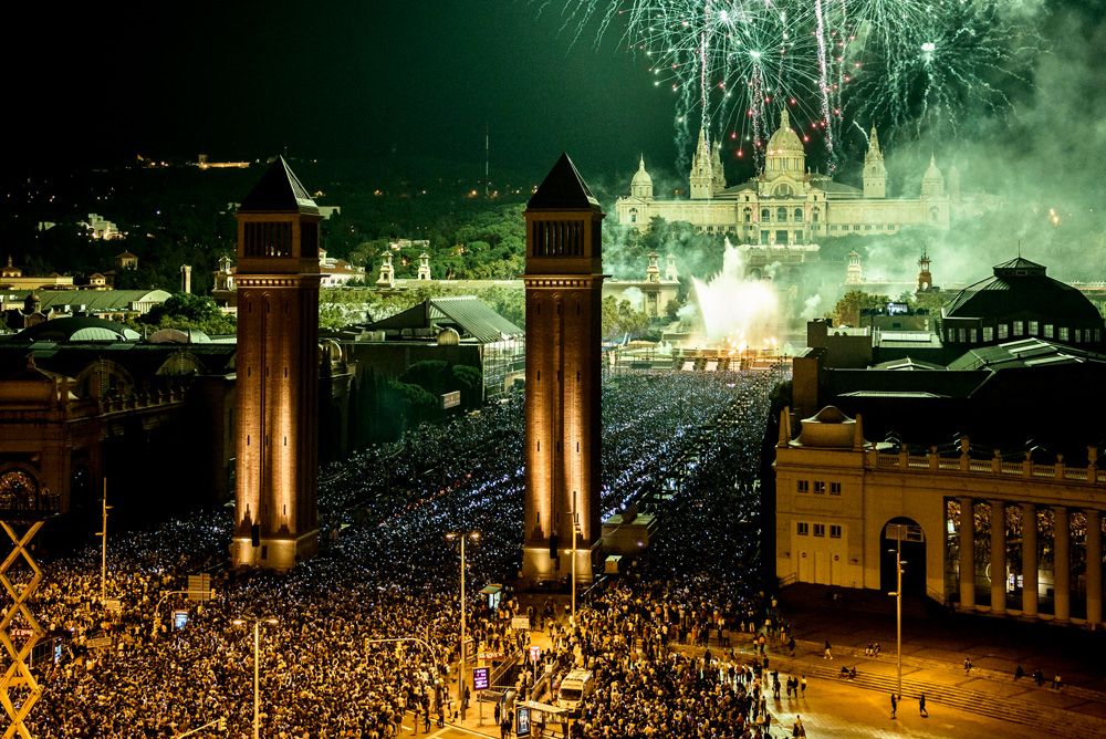 Barcelona, Spain. 25 September, 2017: Tens of thousands crowed into Avinguda Maria Cristina to follow the traditional Pyromusical Show, a synchronized combination of firework displays, the magic water fountains and music at the end of Barcelona's city holiday 'La Merce'